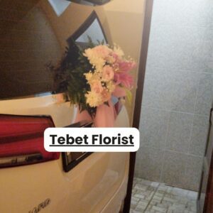 Dekorasi bunga mobil pernikahan dengan rangkaian bunga segar dan pita pink