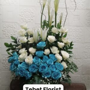 Bunga meja elegan dengan rangkaian bunga segar