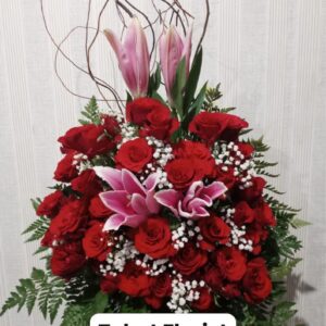 Bunga meja cantik warna merah untuk dekorasi ruangan