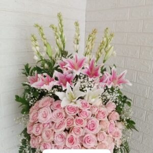 Bunga meja cantik pink dan putih untuk dekorasi ruangan