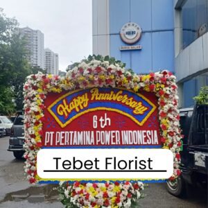 Bunga papan anniversary dengan bunga segar desain modern